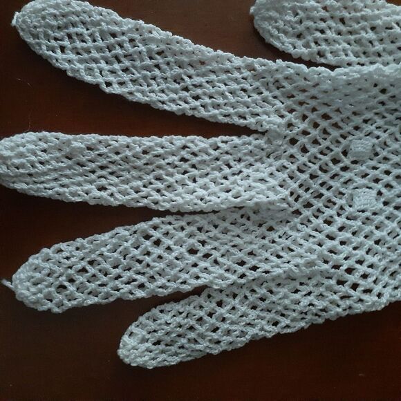 Vintage crochet white gloves girls child size handmade crocheted vintage gloves - Picture 3 of 5